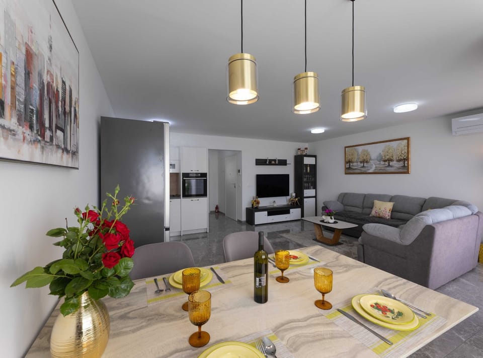 Apartment (One Bedroom Apartment with Terrace) | Dining room