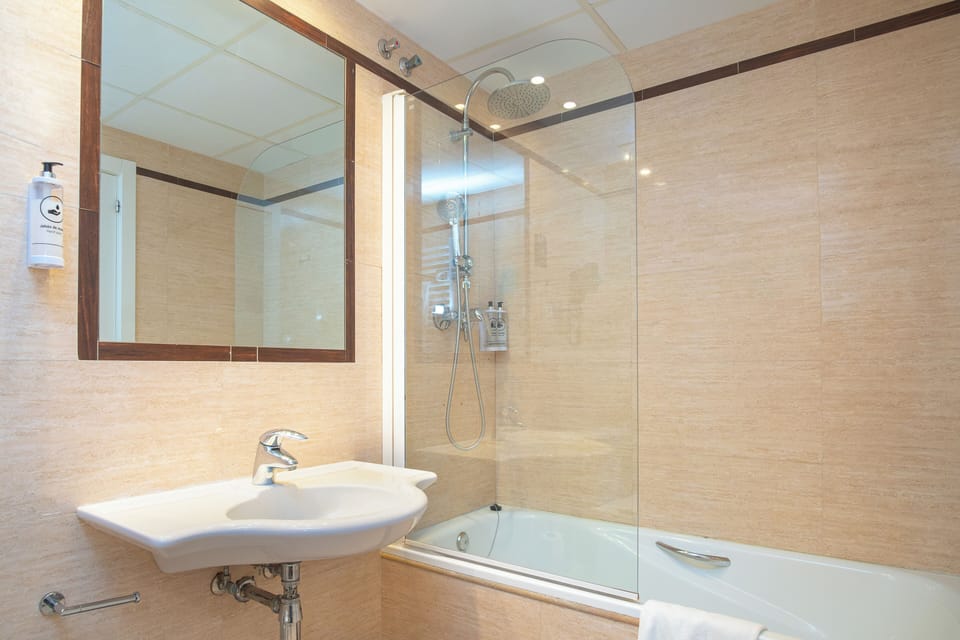 Economy Double Room | Bathroom | Bathtub, hair dryer, towels, soap