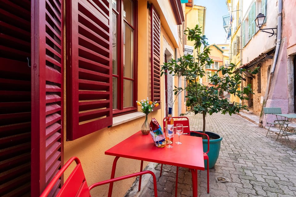 Cosy flat located on theground floor of a typical and picturesque little street in  Villefranche, very well located, close to shps and only 500 metres from the train station of Villefranche