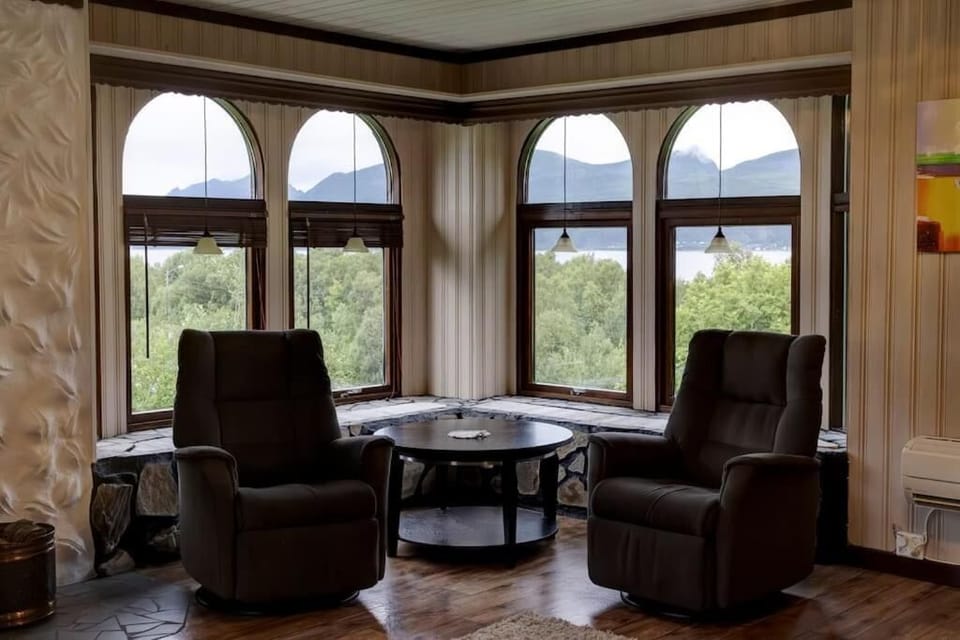 Villa | Living room | Flat-screen TV, fireplace