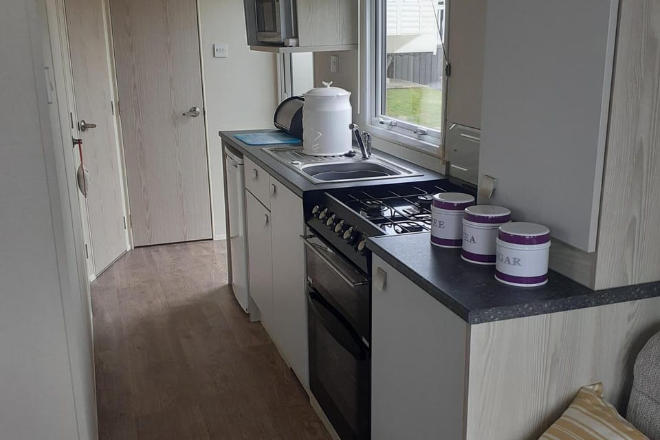 Chalet | Private kitchen | Fridge, microwave, oven, stovetop