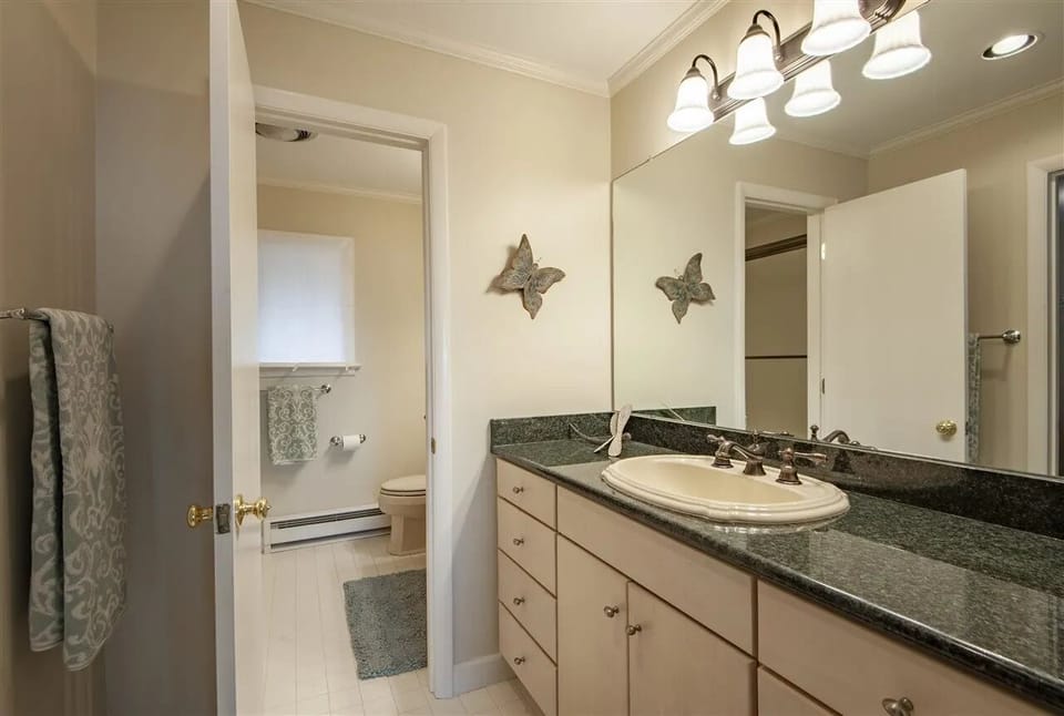 Full bathroom in-suite for middle king bedroom. Tub/Shower combination. 