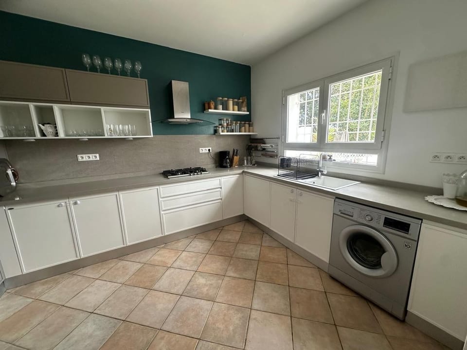 Deluxe Villa | Private kitchen | Full-size fridge