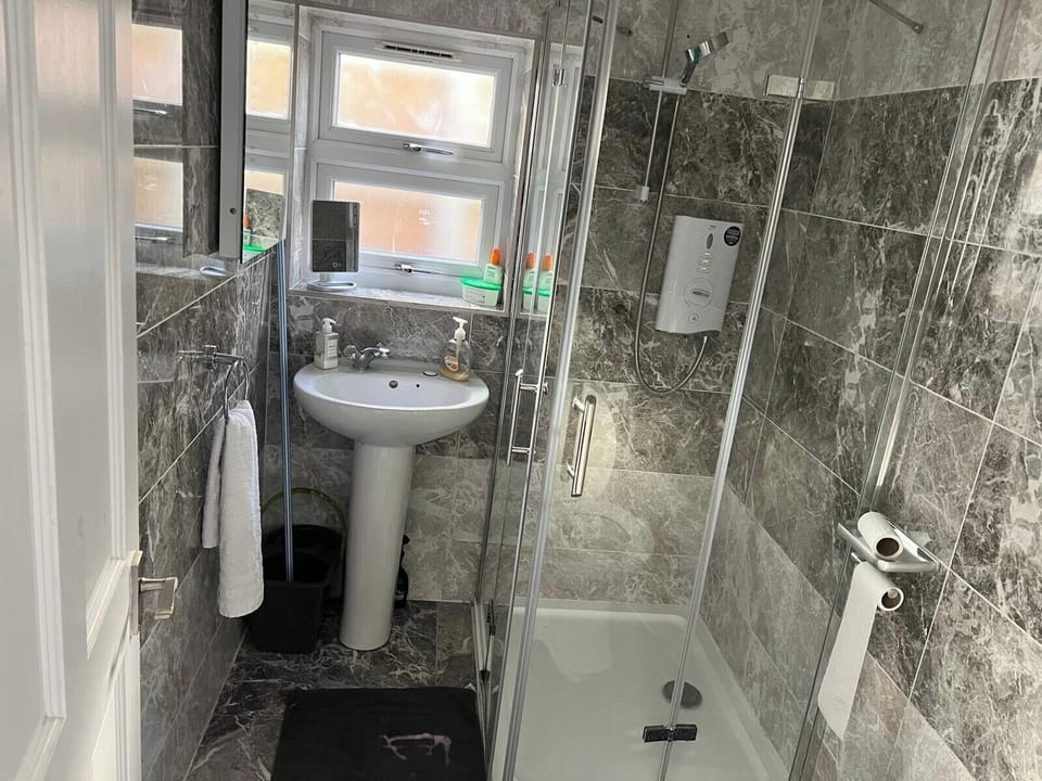 Studio | Bathroom | Shower, free toiletries, hair dryer, towels