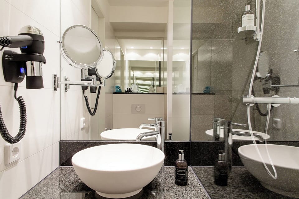 Shower, hair dryer, towels, shampoo