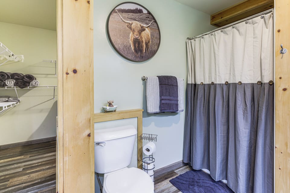1 Mi to Hunting: Cozy & Secluded Stout Cabin Cottage in Ohio