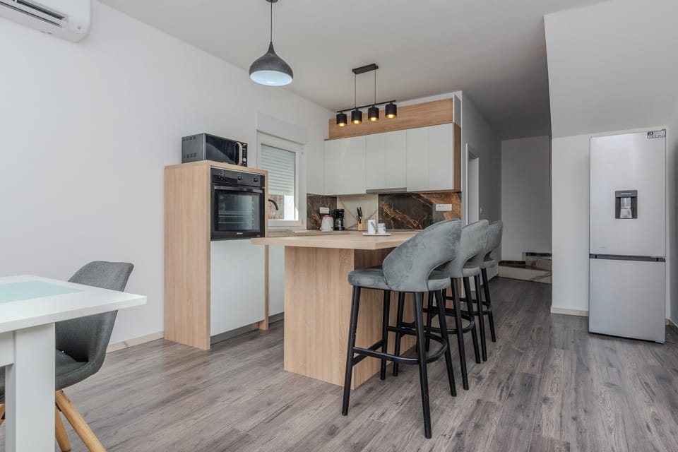Comfort Villa | Private kitchen | Full-size fridge, microwave, oven, stovetop