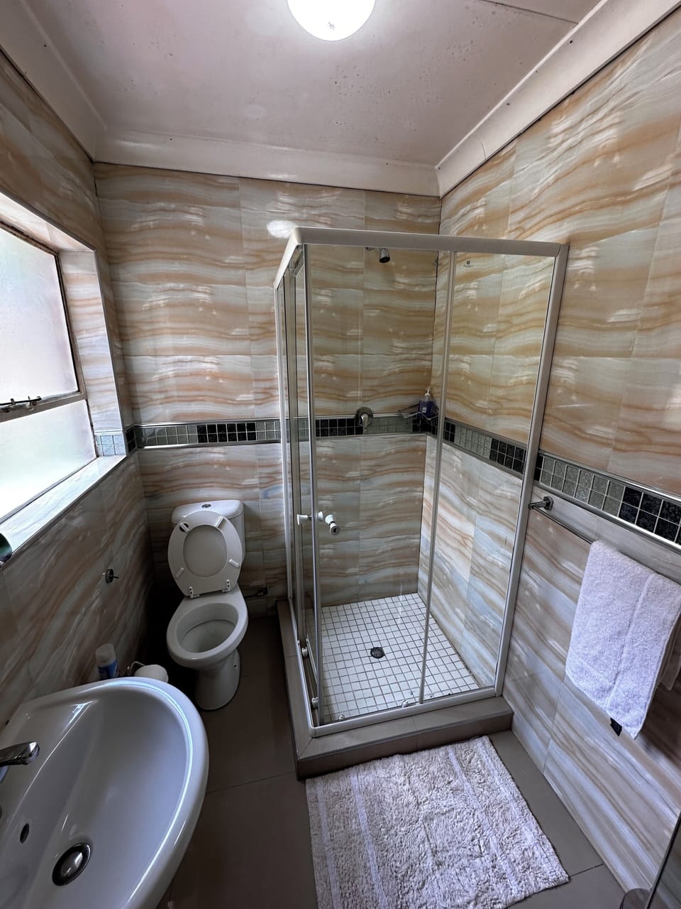 Standard Single Room | Bathroom | Combined shower/tub, towels, soap, shampoo