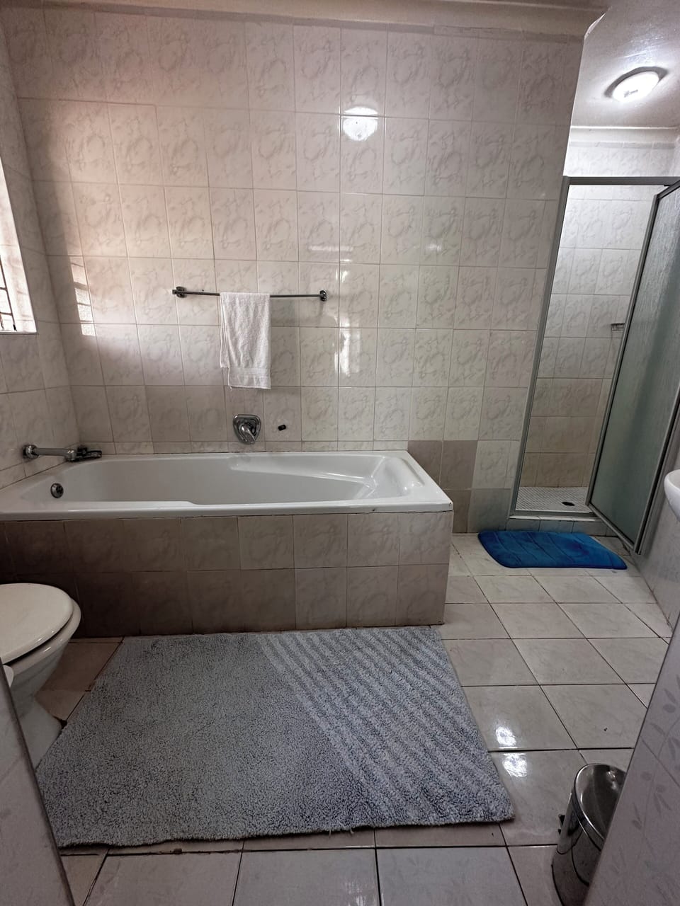 Standard Double or Twin Room | Bathroom | Combined shower/tub, towels, soap, shampoo