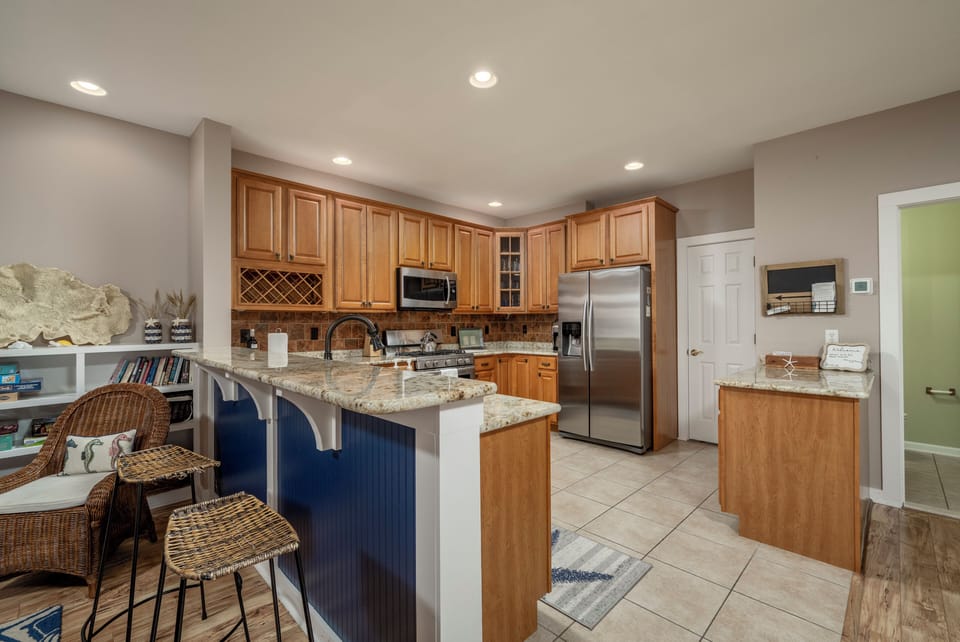 Main Fl Kitchen w/ Breakfast Bar