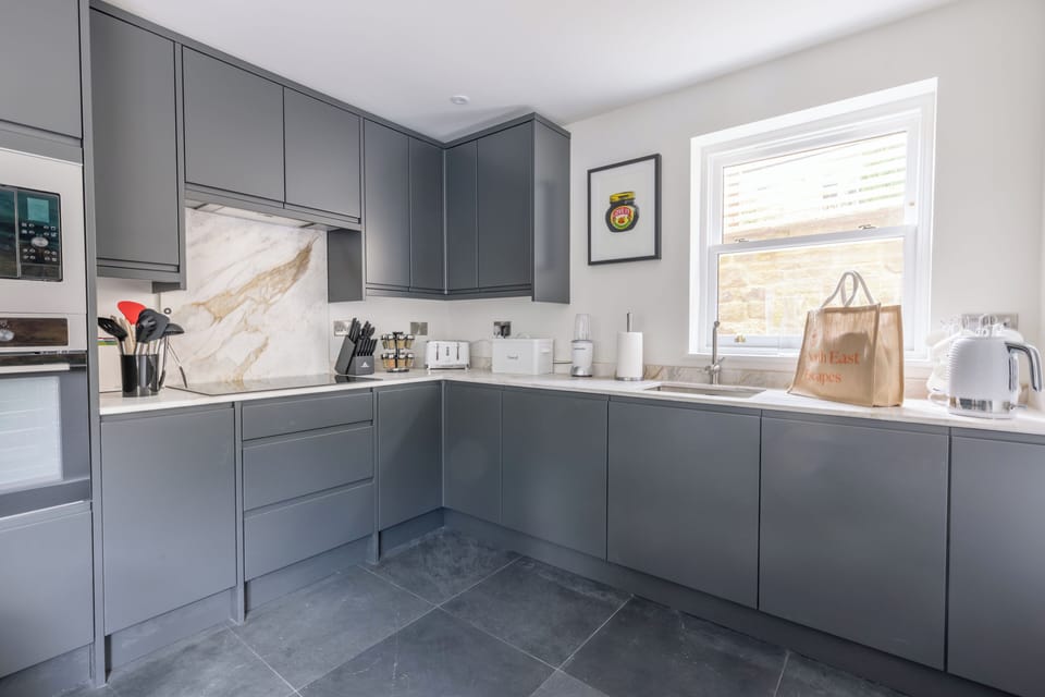 Deluxe Cottage | Private kitchen | Electric kettle, toaster