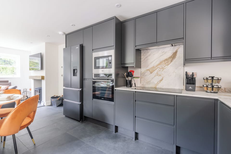 Deluxe Cottage | Private kitchen | Electric kettle, toaster