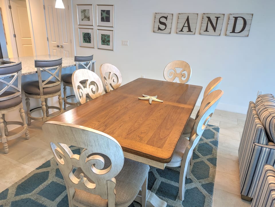 Blu 404 Dining Area