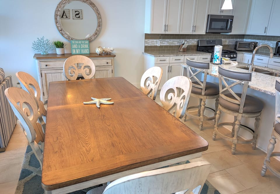 Blu 404 Dining Area