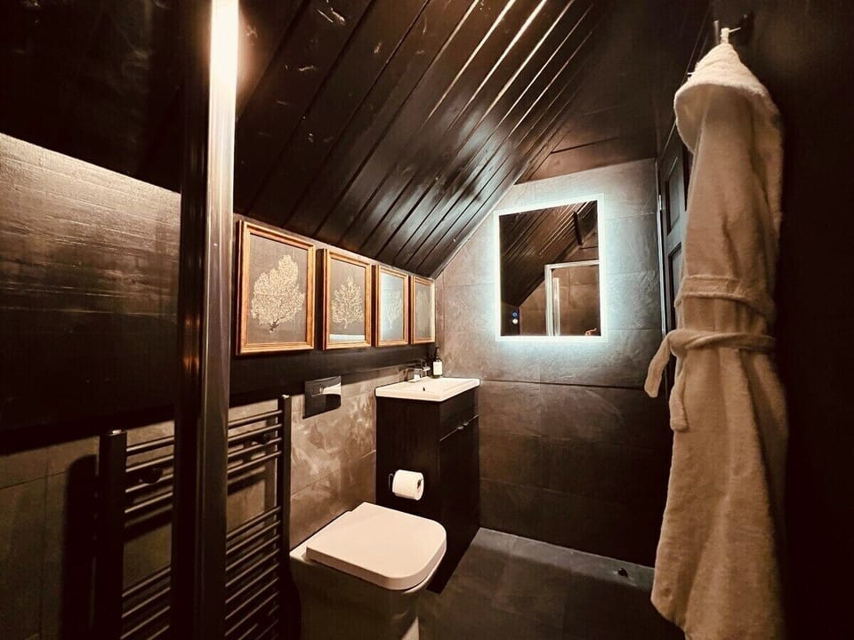 Master ensuite shower room