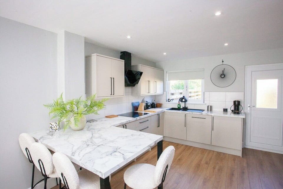 Kitchen with breakfast bar