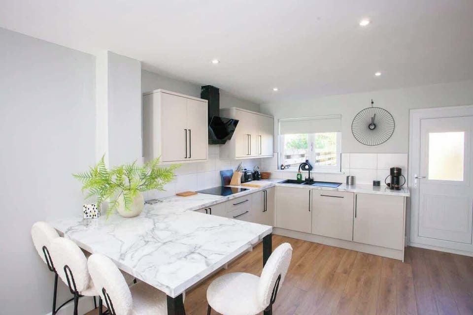 Kitchen with breakfast bar