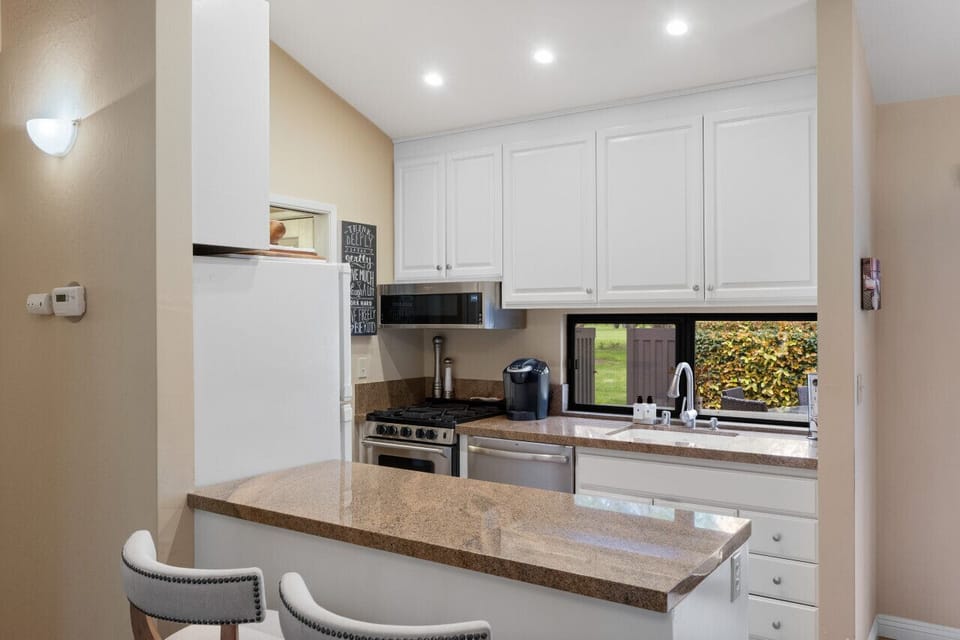 Additional countertop seating gives you more dining options
