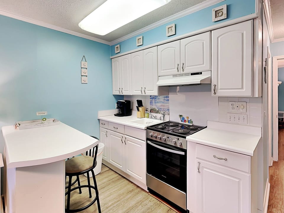 Full Kitchen w. Barstool Seating