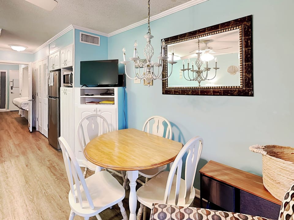 Cozy Dining w. Seating for 4