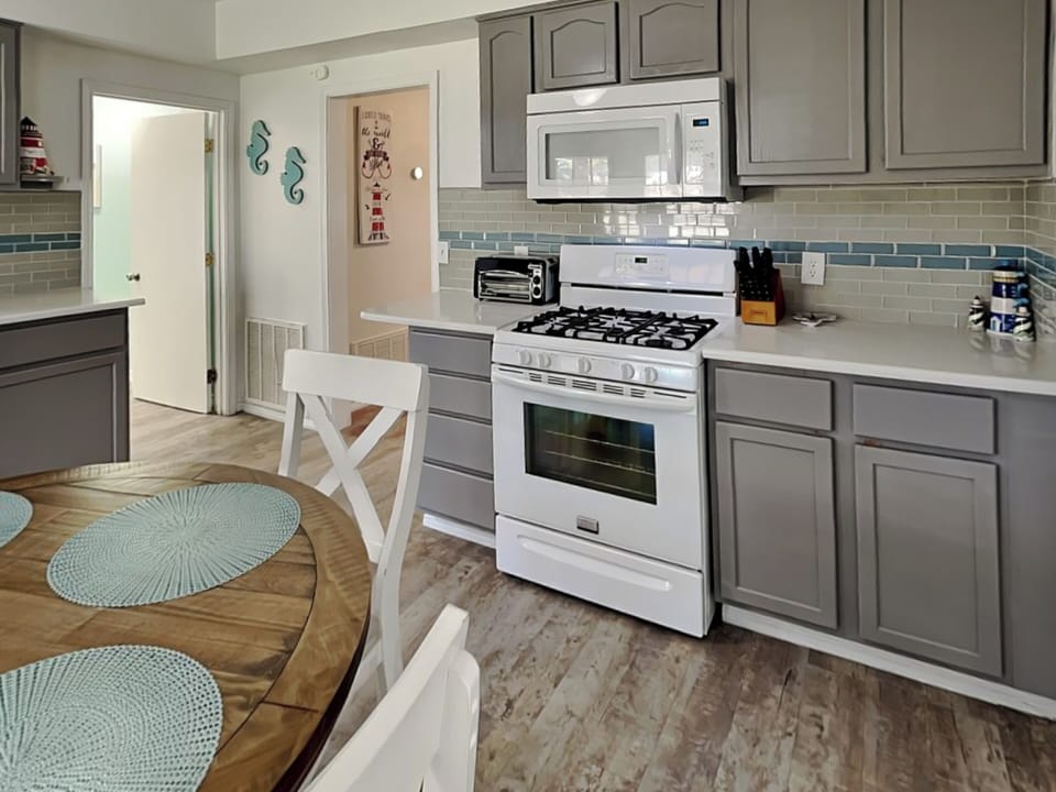 Kitchen & Dining Area