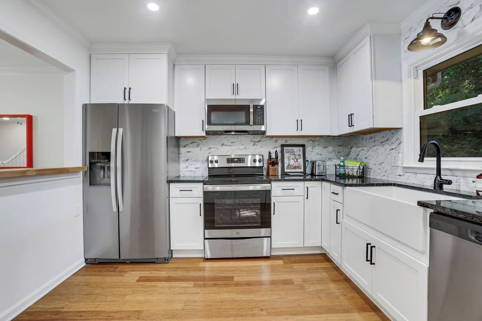Fully equipped kitchen for your cooking needs-stainless appliances and granite