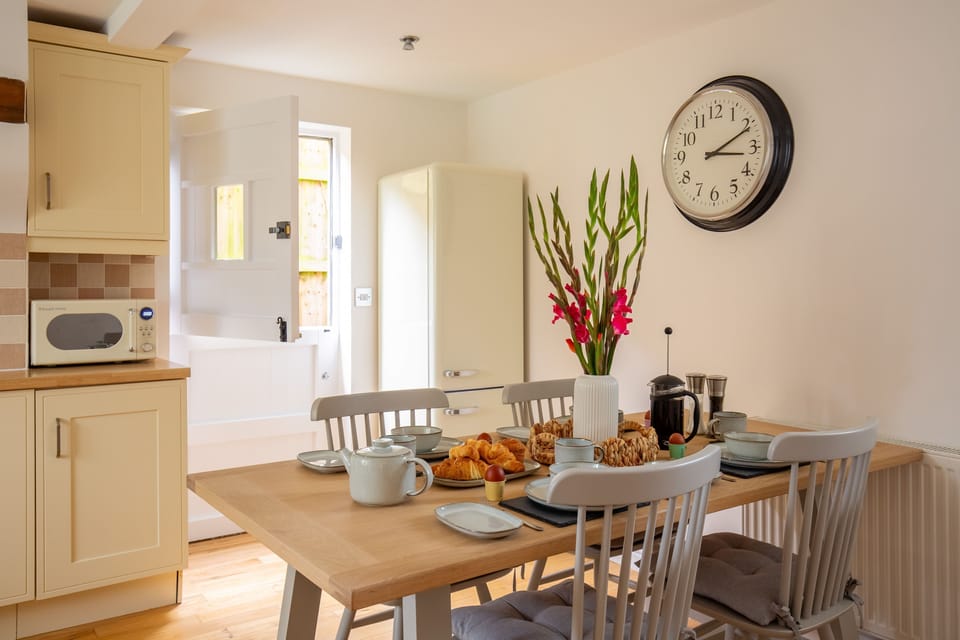 Devon House Cottage Dining Area - StayCotswold