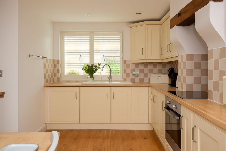 Devon House Cottage Kitchen - StayCotswold