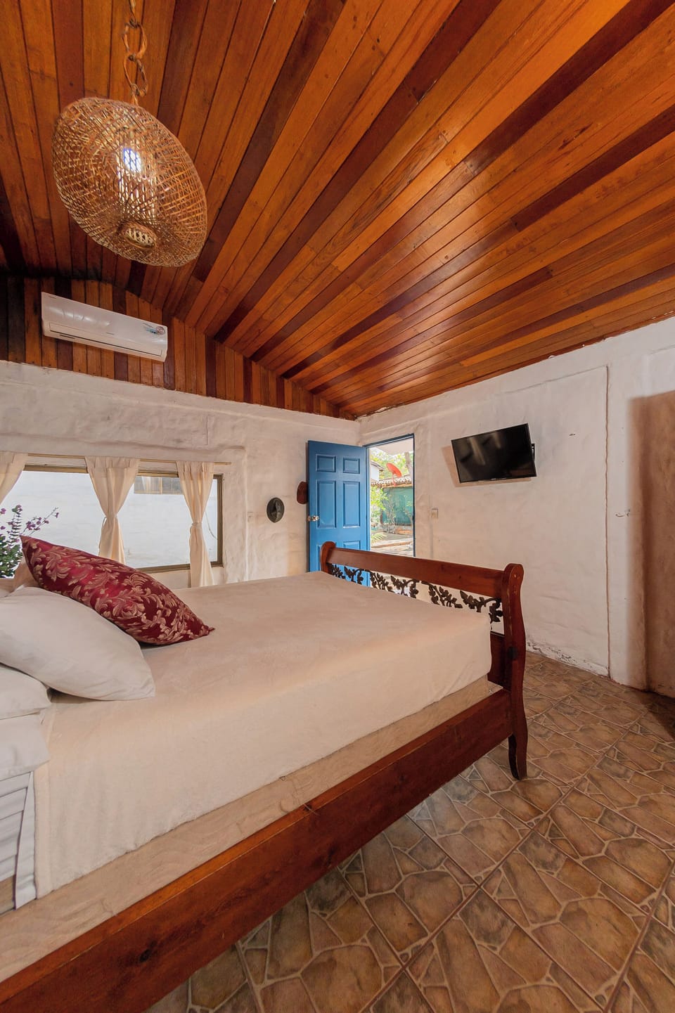 Deluxe Suite, 1 King Bed, Sea View | Laptop workspace, WiFi (free), bed sheets