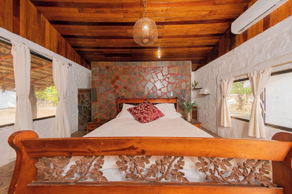 Deluxe Suite, 1 King Bed, Sea View | Laptop workspace, WiFi (free), bed sheets
