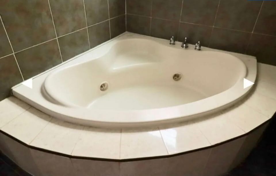 Comfort Suite, City View | Bathroom | Combined shower/tub, towels, soap, shampoo