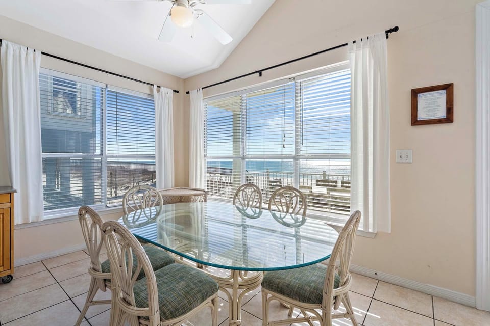 Seating for six at the dining table