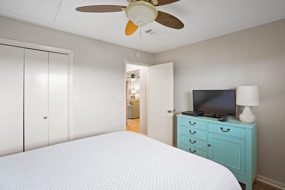 Guest bedroom with flat-screen TV