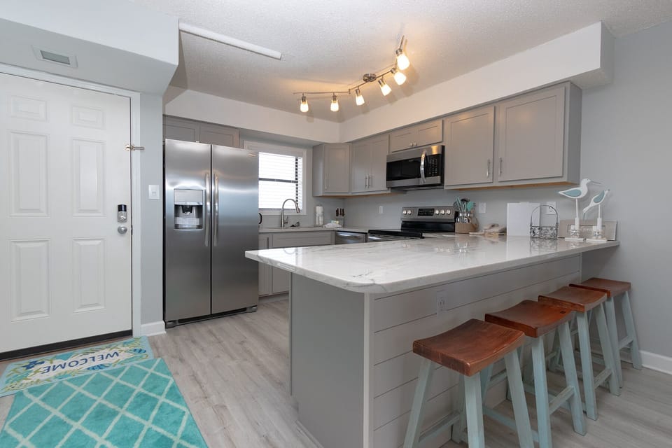 Eat-in kitchen bar seating