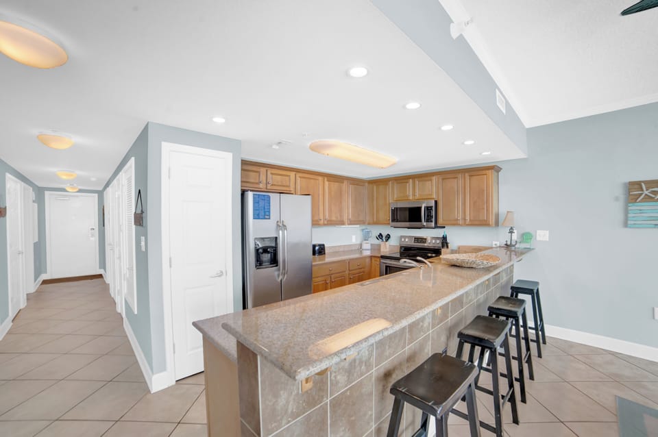 Eat-in kitchen bar seating