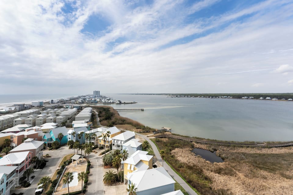 Corner unit with views of the Gulf and Bay