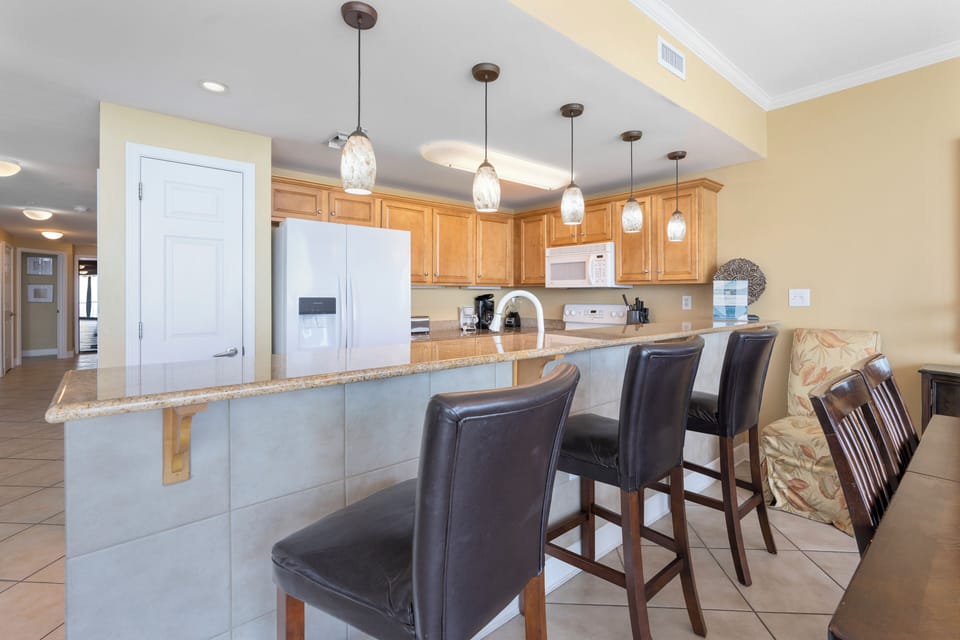 Eat-in kitchen bar seating