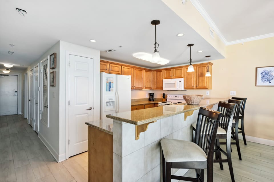 Eat-in kitchen bar seating