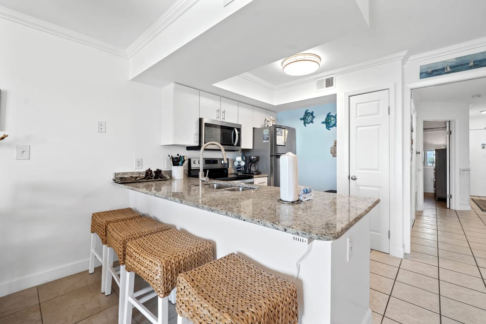 Eat-in kitchen bar seating