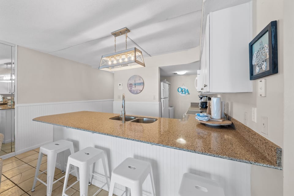 Eat-in kitchen bar seating