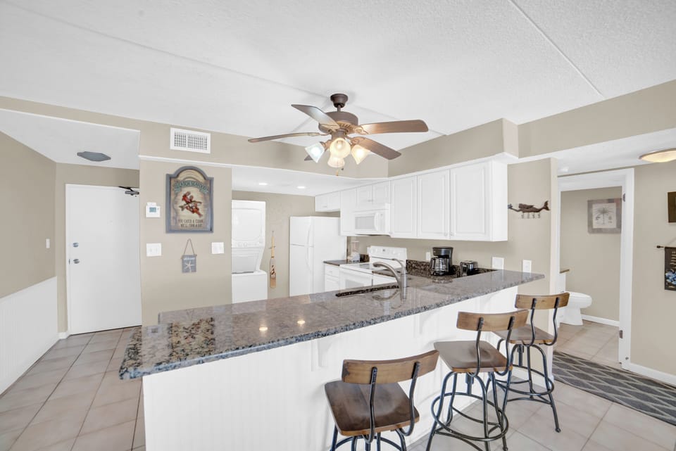 Eat-in kitchen bar seating