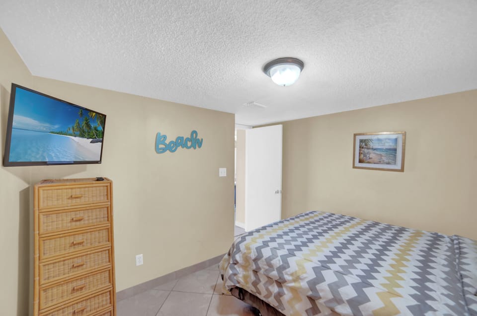 Guest bedroom with flat-screen TV
