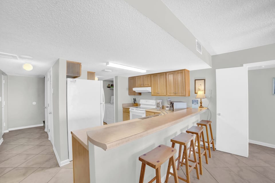 Eat-in kitchen bar seating