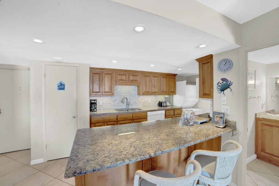 Eat-in kitchen bar seating