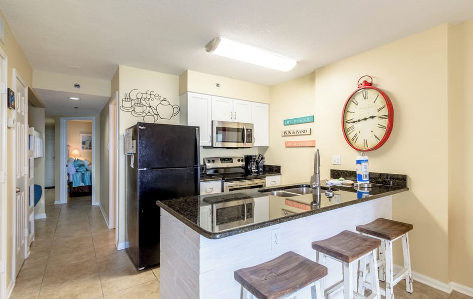 Eat-in kitchen bar seating