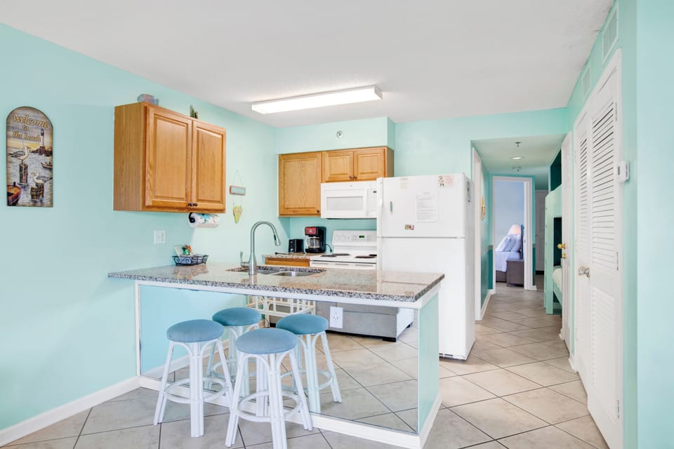 Eat-in kitchen bar seating