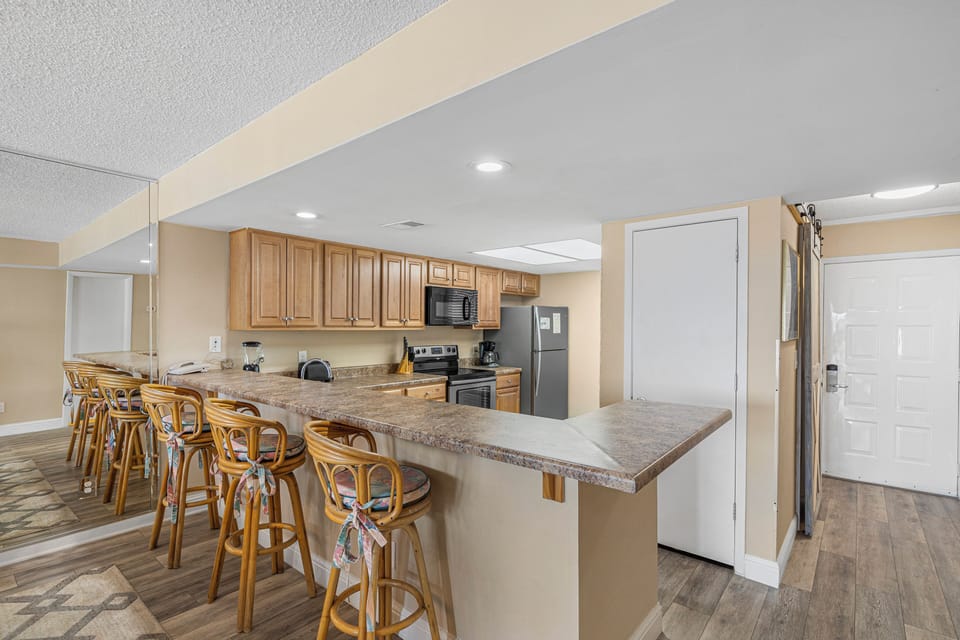 Eat-in kitchen bar seating
