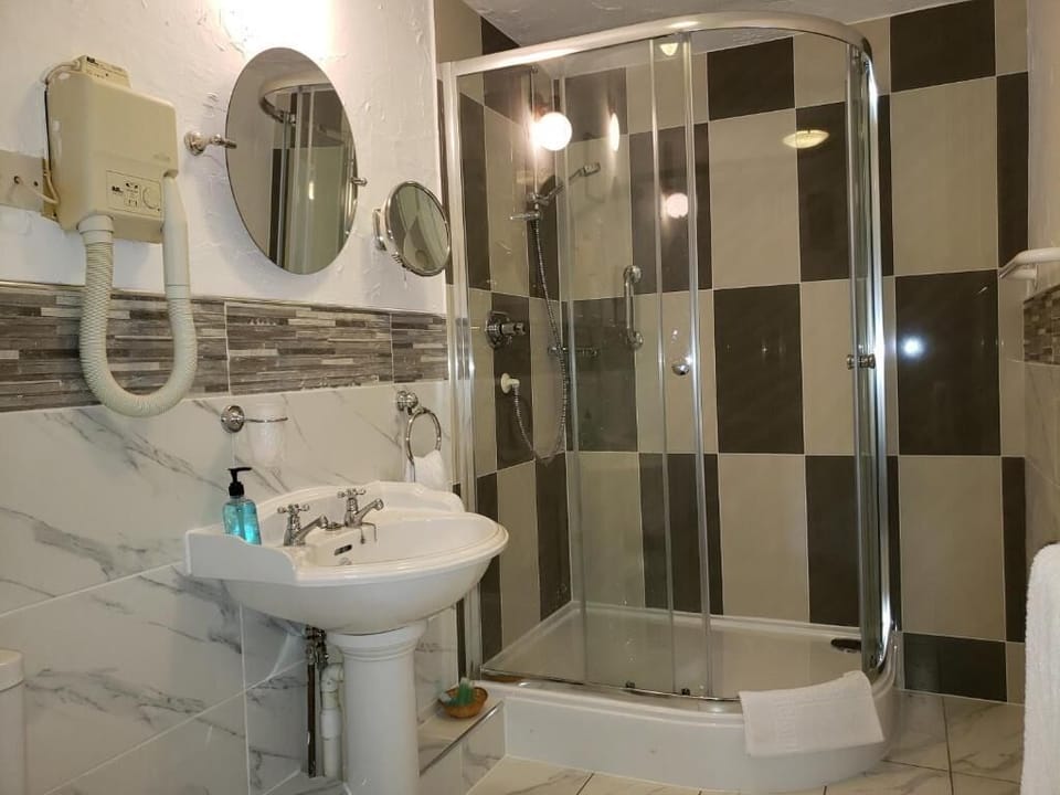 Combined shower/tub