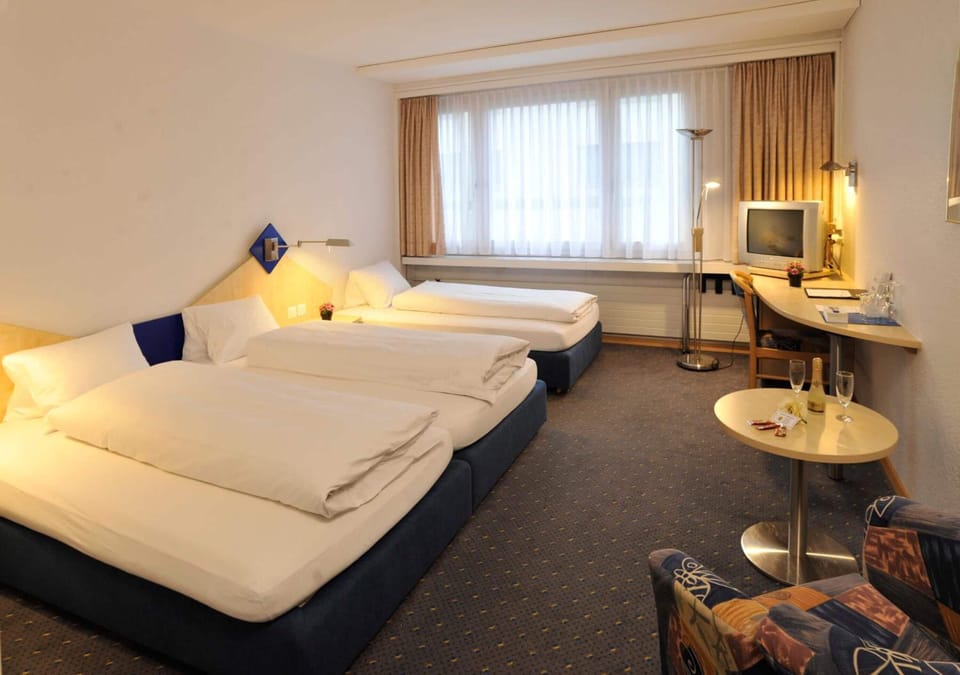 Premium bedding, down comforters, desk, free WiFi