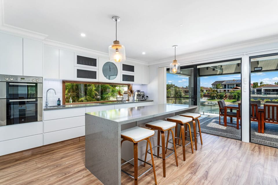 Kitchen and breakfast bar